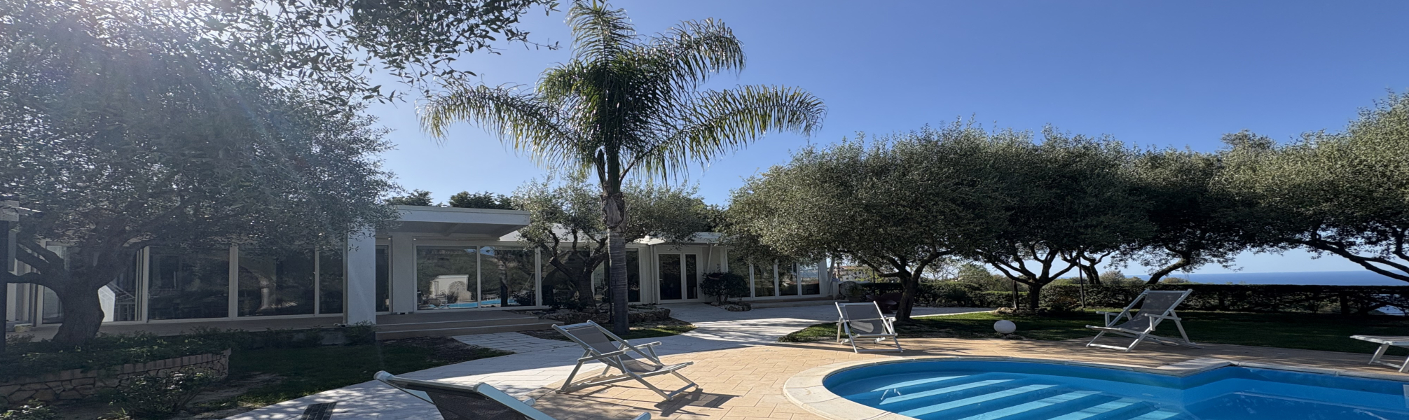 Sala ristorante con vista sulla piscina
